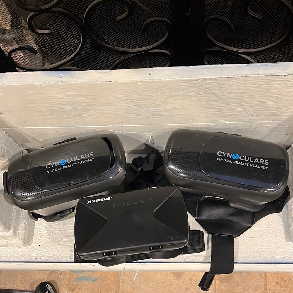 Bundle of 3 pairs of 3D glasses, 2 sets of Cyboculars, virtual reality headsets